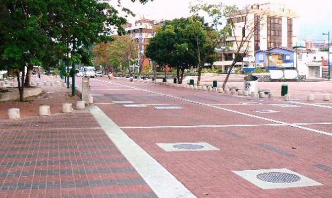 Plaza Alfredo Sadel, Las Mercedes. Caracas. Adoquín rectangular macizo.